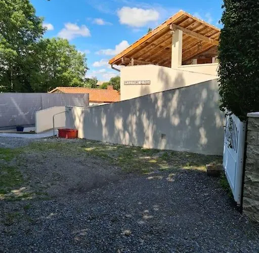 Appartement Millstone 1, Two Bed + Shared Pool Chassenon